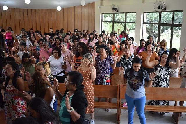 Pessoas reunidas em oração na Casa de Oração