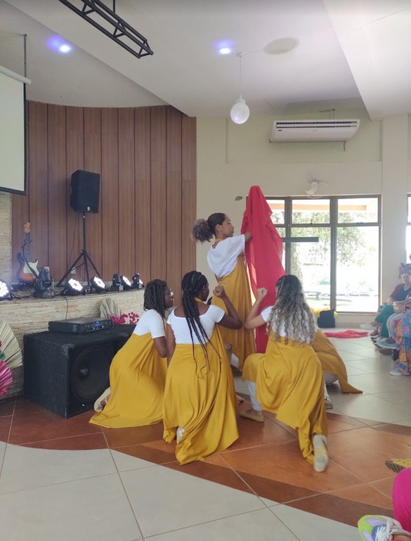 Apresentação de dança durante um encontro no Casarão