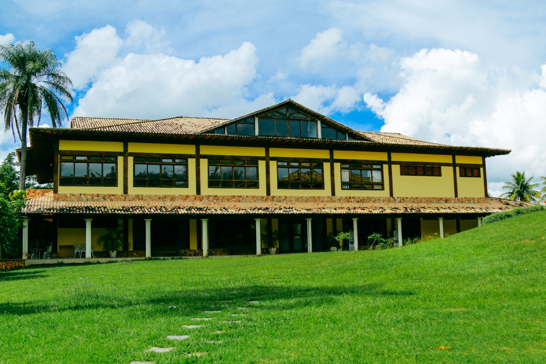 Fachada principal do Casarão Terra Santa com gramado