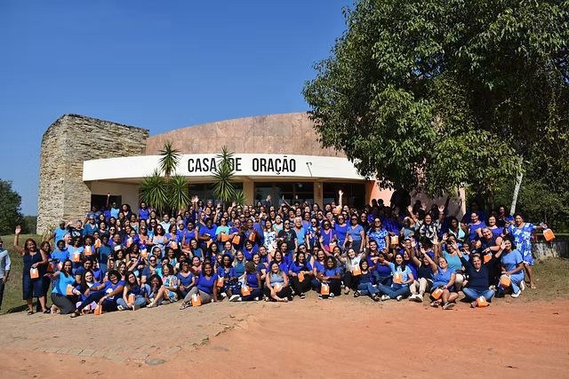 Grupo em frente à Casa de Oração
